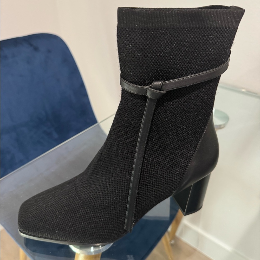BRAND NEW Never Worn Chic Black Heeled Boots cozy island size 8